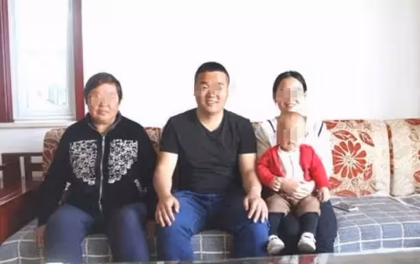 妻子意外去世我贍養岳母十年,岳母臨終時給我一個木盒,打開愣了