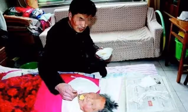 妻子意外去世我贍養岳母十年,岳母臨終時給我一個木盒,打開愣了