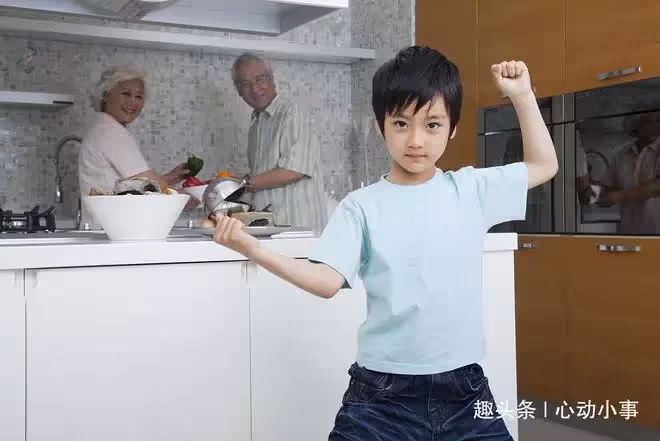 強勢兒媳對婆婆非常不好，孫子長大後一句話讓婆媳關係得到改善