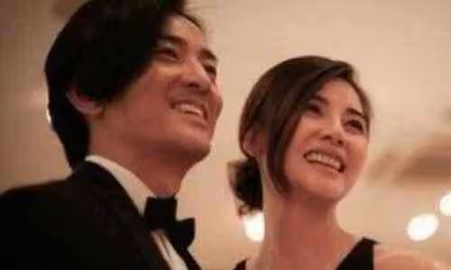 鄭伊健移民日本是真的嗎 他的妻子是誰什麼時候結婚的