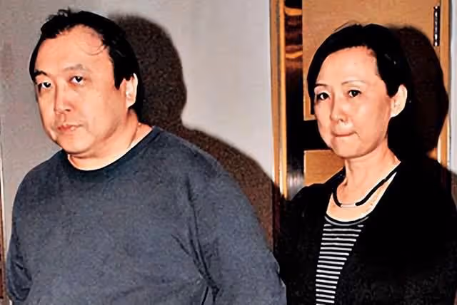 王晶67歲生日全家福曝光,被妻子挽著手臂太甜蜜,小女兒美貌出眾