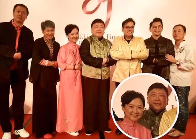 王晶67歲生日全家福曝光,被妻子挽著手臂太甜蜜,小女兒美貌出眾