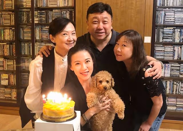 王晶67歲生日全家福曝光,被妻子挽著手臂太甜蜜,小女兒美貌出眾