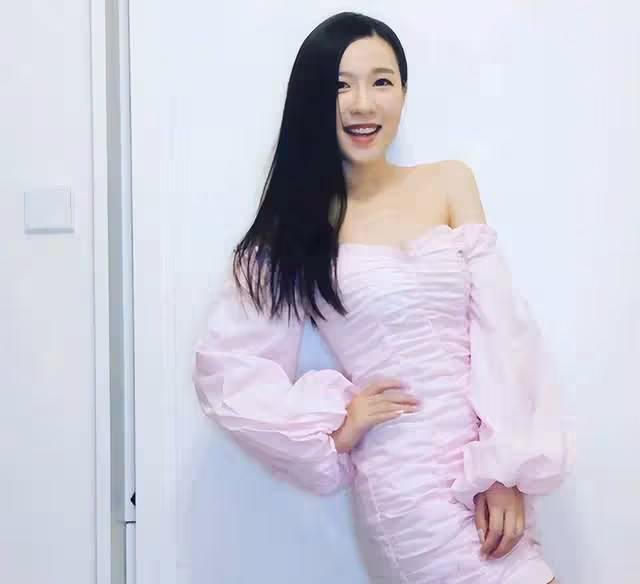 王晶67歲生日全家福曝光,被妻子挽著手臂太甜蜜,小女兒美貌出眾