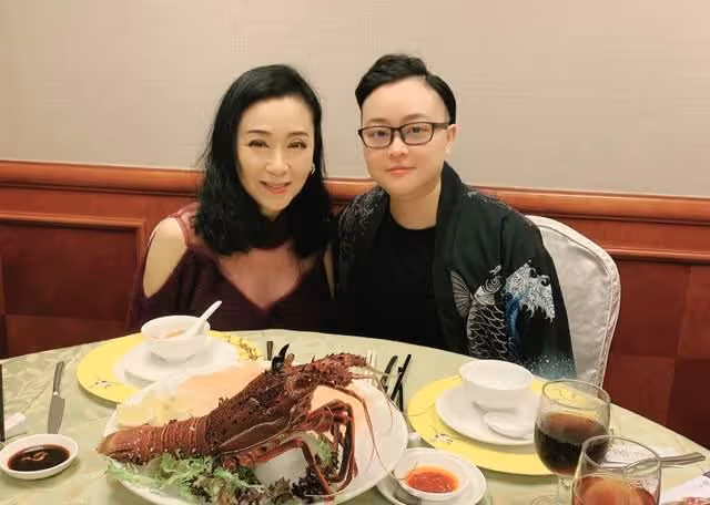 魏秋樺吃豪華大餐,鮑魚魚翅擺滿桌,63歲身家豐厚卻堅持不結婚