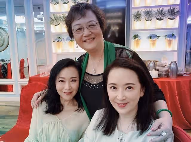魏秋樺吃豪華大餐，鮑魚魚翅擺滿桌，63歲身家豐厚卻堅持不結婚