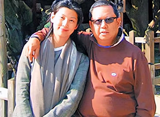 林建岳女兒海灘度假,穿背心大秀身材,與老爸小24歲女友關係好