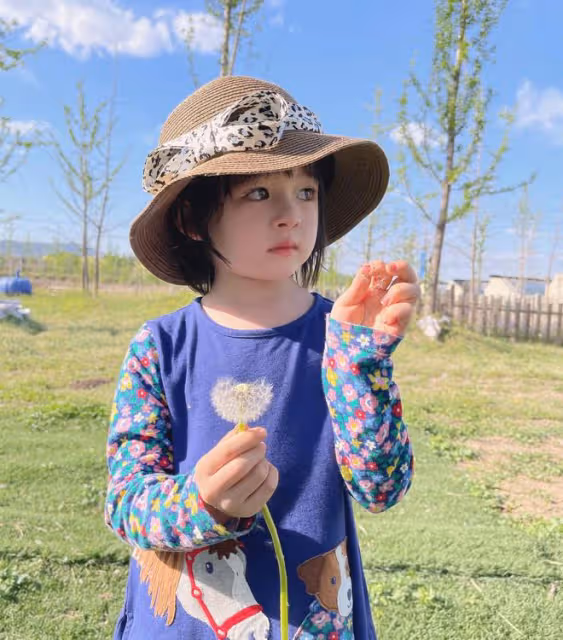 樊少皇一家定居內地,假期到郊外體驗農家樂,4歲女兒蹲地摘菜