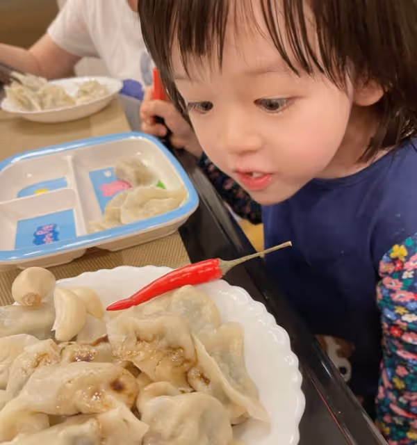 樊少皇一家定居內地,假期到郊外體驗農家樂,4歲女兒蹲地摘菜