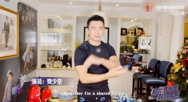 樊少皇一家定居內地，假期到郊外體驗農家樂，4歲女兒蹲地摘菜