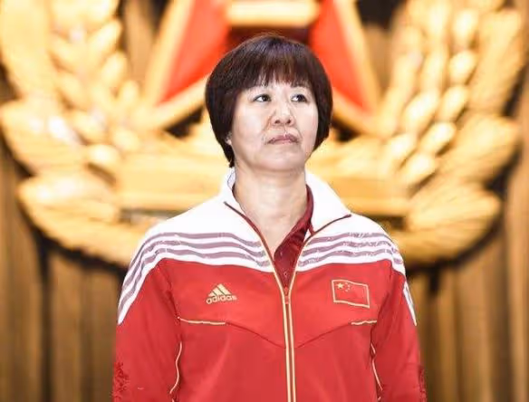 中國女排迎來發展拐點，郎平高調宣布最新簽約，帥位懸念再升級