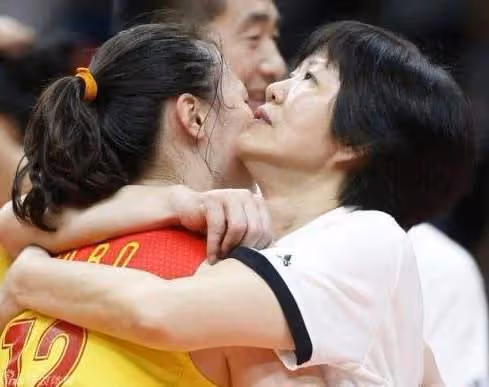 國際排聯正式宣布，郎平最新任職曝光，或助中國女排重回世界巔峰
