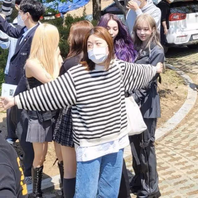 SM女團在李秀滿母校表演現場混亂疑遭騷擾!粉絲氣憤公司不作為,學校先辯解後致歉?