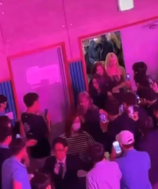 SM女團在李秀滿母校表演現場混亂疑遭騷擾!粉絲氣憤公司不作為,學校先辯解後致歉?