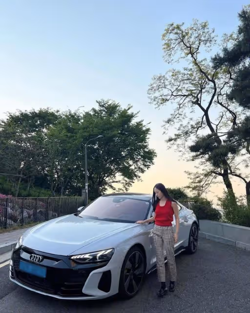 鄭秀晶曬私照,長發紅唇迷人的氣質,她在炫耀1.6億韓元的汽車?