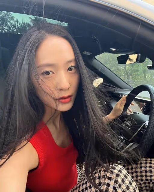 鄭秀晶曬私照,長發紅唇迷人的氣質,她在炫耀1.6億韓元的汽車?