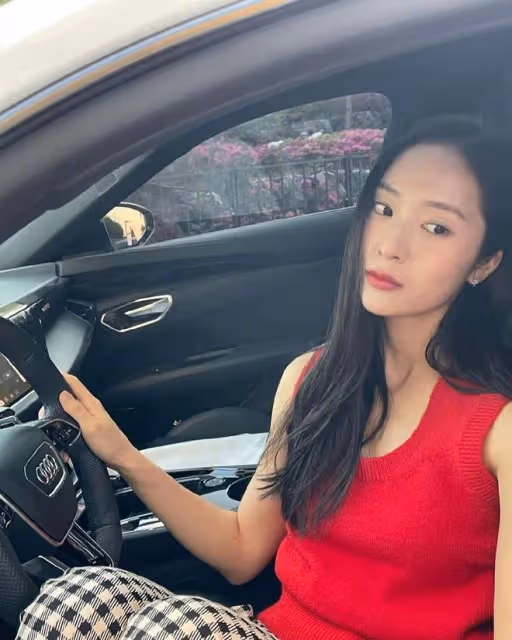 鄭秀晶曬私照,長發紅唇迷人的氣質,她在炫耀1.6億韓元的汽車?