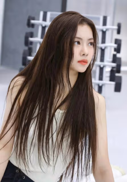 HYBE新女團出道發布會尷尬收場,避而不談霸凌事件,金佳藍站C位