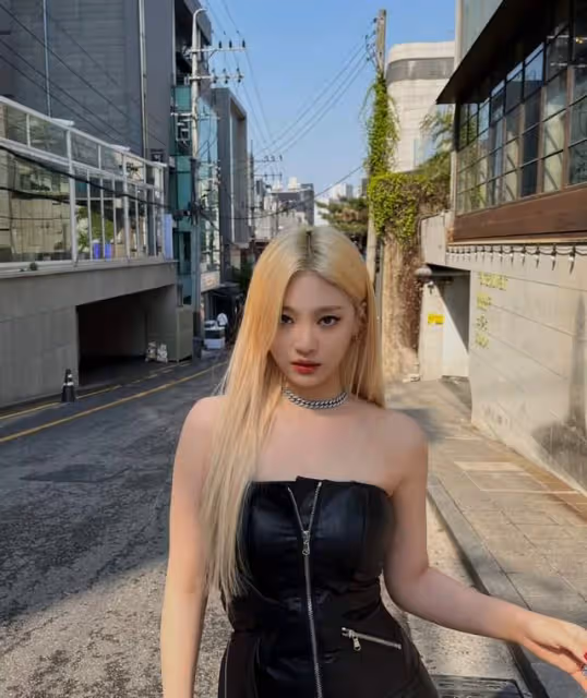秀出圓潤美肩,aespa寧藝卓金色長髮,如同女神般的容貌,獲稱讚