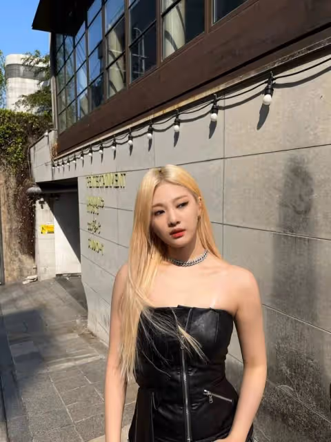 秀出圓潤美肩,aespa寧藝卓金色長髮,如同女神般的容貌,獲稱讚