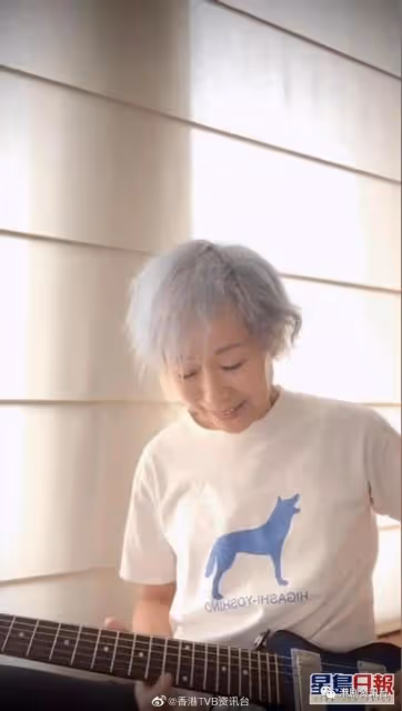 59歲葉童滿頭白髮接受優雅老去!初學吉他Keep住心境年青