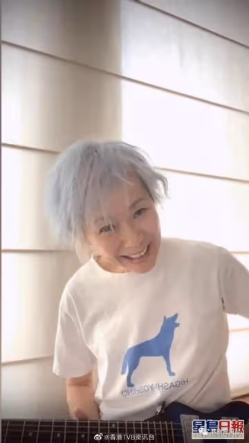 59歲葉童滿頭白髮接受優雅老去!初學吉他Keep住心境年青