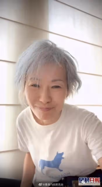 59歲葉童滿頭白髮接受優雅老去!初學吉他Keep住心境年青