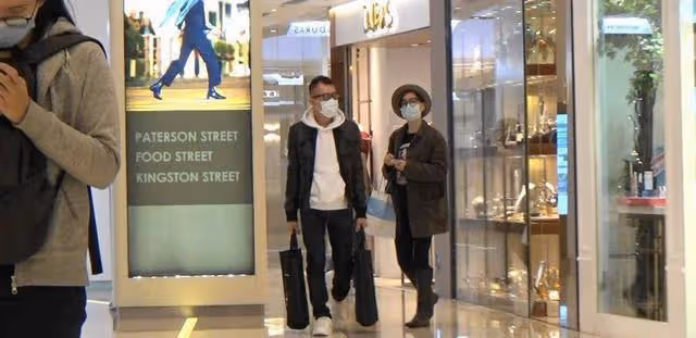 甜蜜！53歲亞姐攜老公低調現身商場，為慶祝結婚23周年做準備
