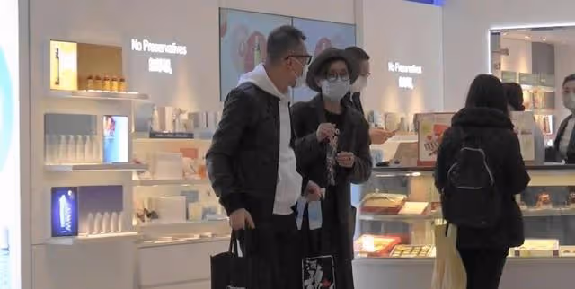 甜蜜！53歲亞姐攜老公低調現身商場，為慶祝結婚23周年做準備