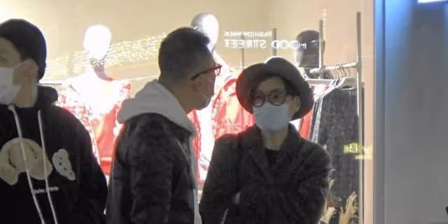 甜蜜！53歲亞姐攜老公低調現身商場，為慶祝結婚23周年做準備