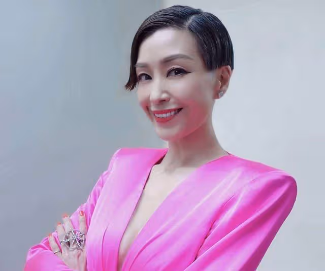 甜蜜！53歲亞姐攜老公低調現身商場，為慶祝結婚23周年做準備