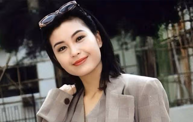 甜蜜！53歲亞姐攜老公低調現身商場，為慶祝結婚23周年做準備