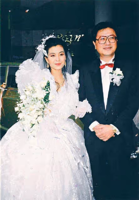 甜蜜！53歲亞姐攜老公低調現身商場，為慶祝結婚23周年做準備