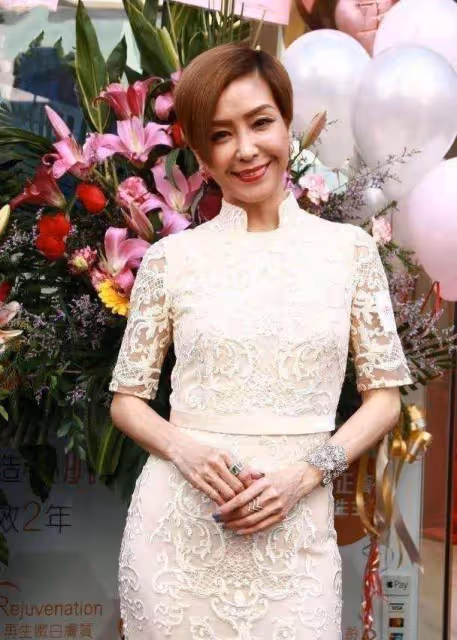 甜蜜！53歲亞姐攜老公低調現身商場，為慶祝結婚23周年做準備