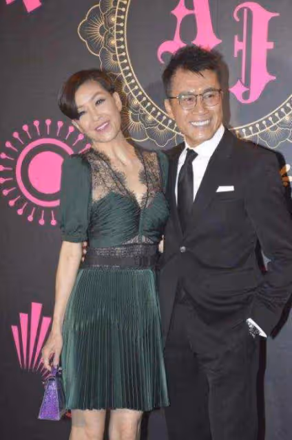 甜蜜！53歲亞姐攜老公低調現身商場，為慶祝結婚23周年做準備