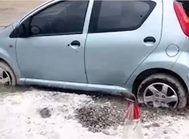 67萬車位屢被佔!地主叫挪車反被抱怨:打擾我睡覺了,怒花2000買一車水泥:我讓你停個夠