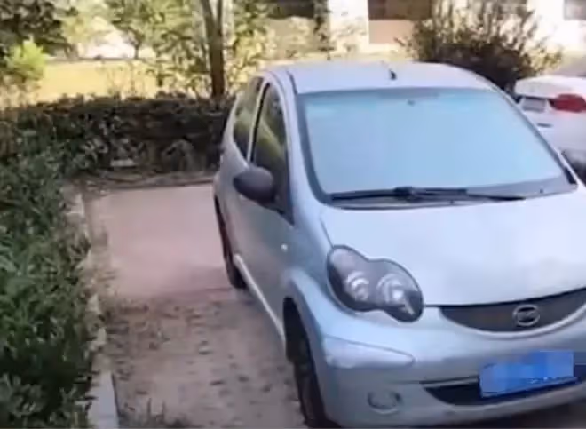 67萬車位屢被佔!地主叫挪車反被抱怨:打擾我睡覺了,怒花2000買一車水泥:我讓你停個夠