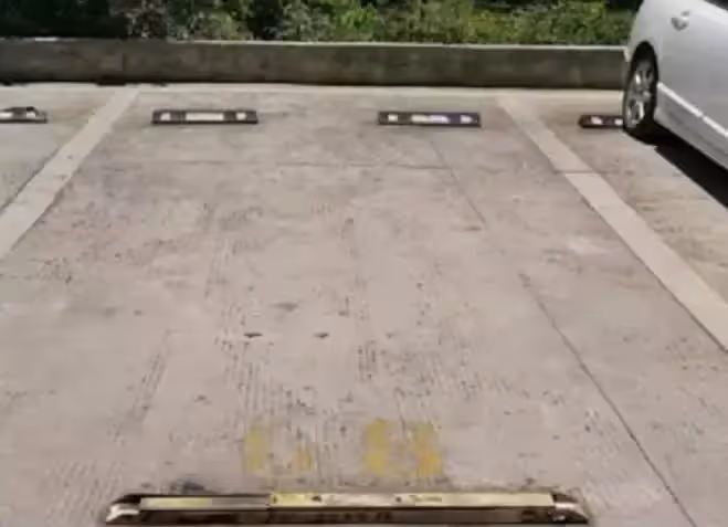 67萬車位屢被佔!地主叫挪車反被抱怨:打擾我睡覺了,怒花2000買一車水泥:我讓你停個夠