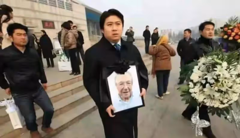 他為報恩把「瑞士房東」接去中國照顧 買房為他養老!當親生爺爺孝順