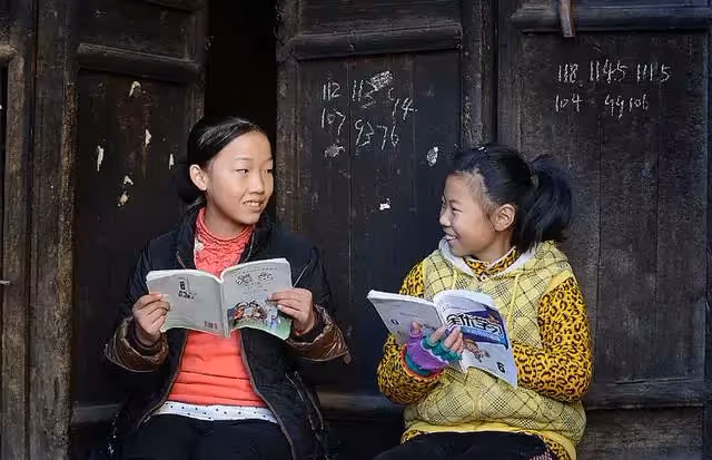 拾荒阿嬤路邊撿女嬰,撿回收供上重點大學,正愁學費「家門口來了一排警車」