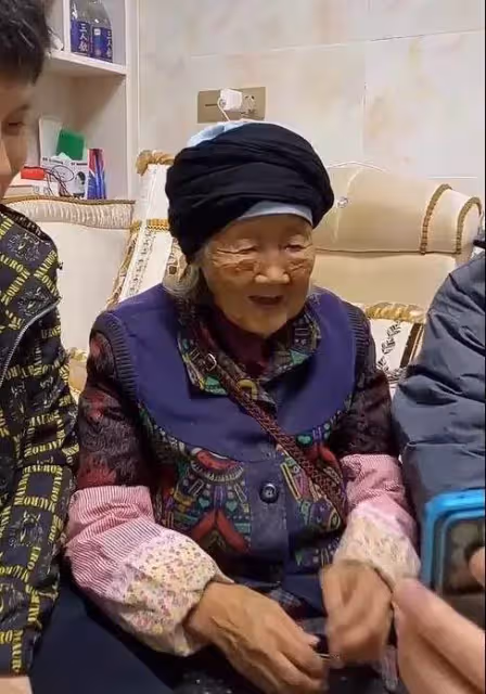 97歲老母,苦尋70多年終與女兒重聚,跨越1400公里,兩人緊緊相擁,暖哭網友:母女情割不斷