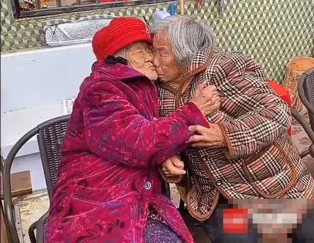 97歲老母,苦尋70多年終與女兒重聚,跨越1400公里,兩人緊緊相擁,暖哭網友:母女情割不斷