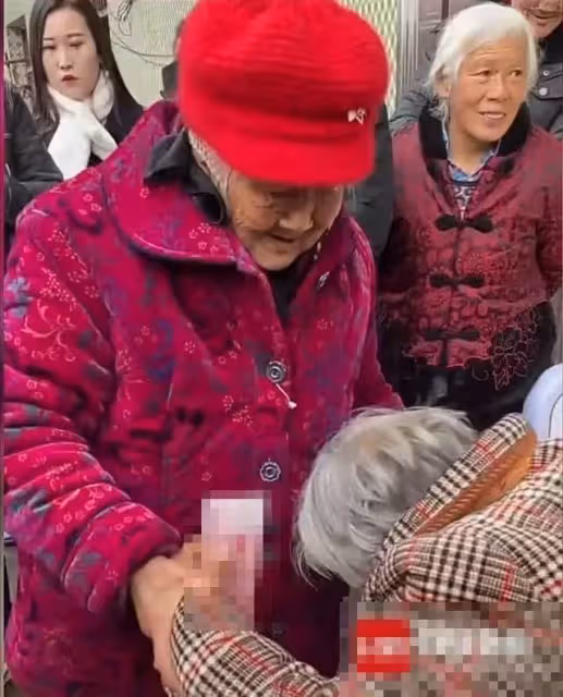 97歲老母,苦尋70多年終與女兒重聚,跨越1400公里,兩人緊緊相擁,暖哭網友:母女情割不斷