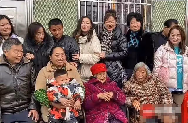 97歲老母,苦尋70多年終與女兒重聚,跨越1400公里,兩人緊緊相擁,暖哭網友:母女情割不斷