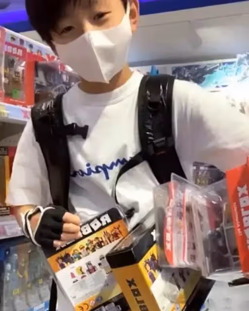 張柏芝二兒子才是「盛世美顏」!顏值反超哥哥,穿衣時髦髮型飄逸,完美遺傳了老爸基因.