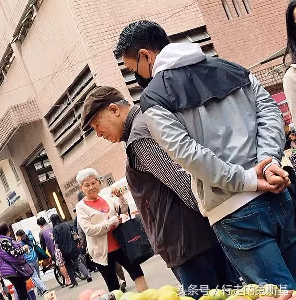 劉德華父母買菜「保鏢、司機7人隨行」大排場,天王嫂朱麗倩「上美容院卻只花..」出乎意料!