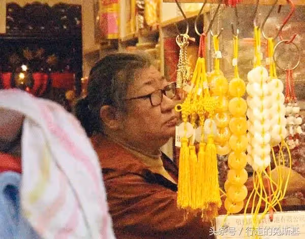 劉德華父母買菜「保鏢、司機7人隨行」大排場，天王嫂朱麗倩「上美容院卻只花..」出乎意料！