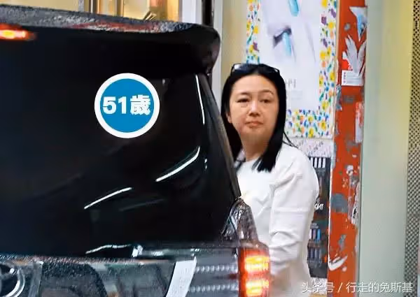 劉德華父母買菜「保鏢、司機7人隨行」大排場，天王嫂朱麗倩「上美容院卻只花..」出乎意料！