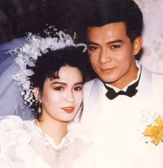 58歲黃日華一家近照!「為救妻子耗盡家產」結婚31年恩愛如初,29歲女兒美麗動人
