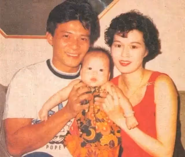 58歲黃日華一家近照!「為救妻子耗盡家產」結婚31年恩愛如初,29歲女兒美麗動人